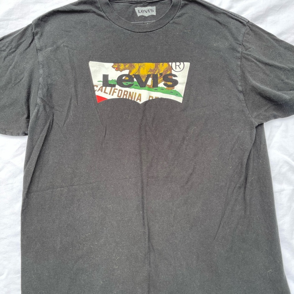 LEVIS graphic tee. Black California logo